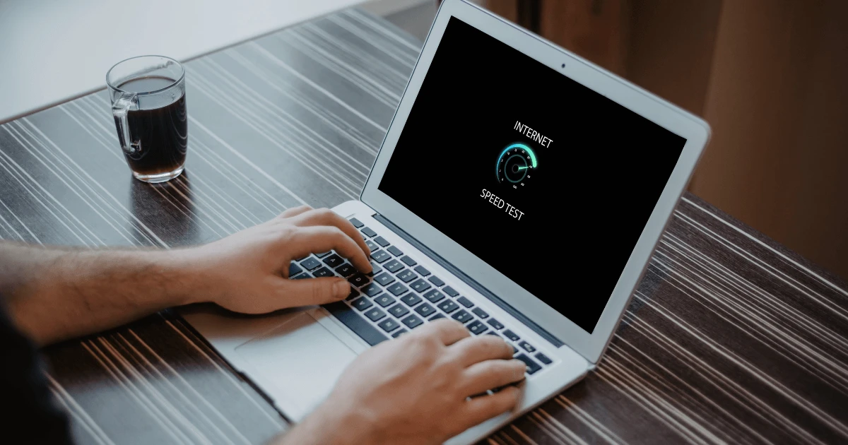 如何运行 IPVanish 的 VPN 速度测试  1. **下载并安装 IPVanish 客户端**：首先，确保你已经下载并安装了 IPVanish VPN 客户端到你的设备上。  2. **连接到 VPN 伺服器**：打开 IPVanish 客户端并选择一个伺服器进行连接。你可以根据需要选择最近的伺服器以获得更快的速度。  3. **测试你的网路速度**：在连接到 VPN 之后，可以使用网路速度测试工具（例如 Speedtest.net 或 Fast.com）来测试网速。记得在测试前记录下你的基础网速（未使用 VPN 时的速度），以便进行比较。  4. **查看测试结果**：完成速度测试后，检查你的下载速度、上传速度和延迟。这些数据可以帮助你了解 VPN 对你的网路速度的影响。  5. **更换伺服器（如有需要）**：如果你发现速度不理想，可以尝试切换到其他伺服器重新测试。  通过这些步骤，你就能轻松测试 IPVanish 的 VPN 速度了。